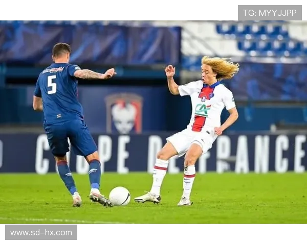 哈维西蒙斯:新星崛起的足球天才与未来之路探讨 哈维西蒙斯:新星崛起的足球天才与未来之路探讨